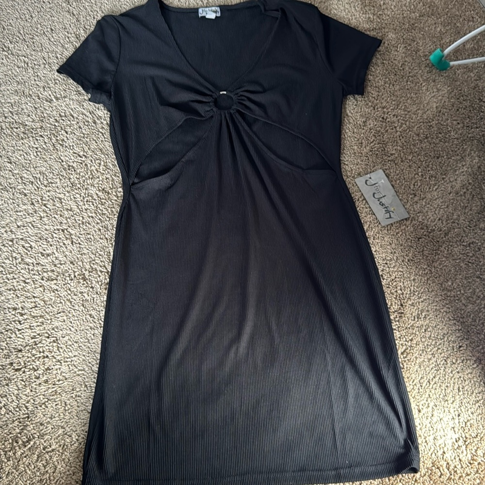 Size xl black dress kind of long I'll say up to knees